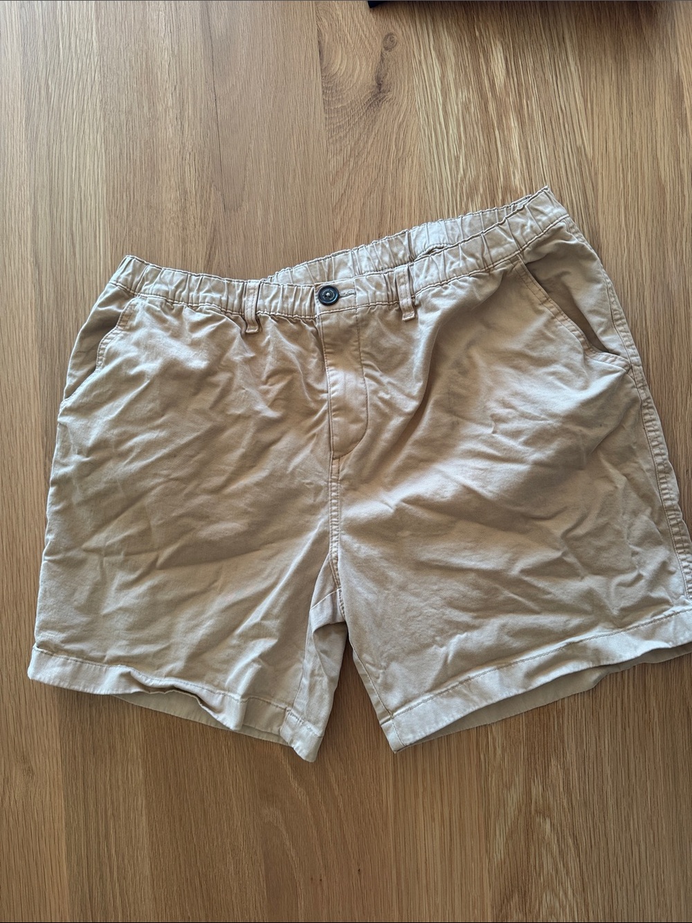 chubbies Light Khaki Elastic Waist Flat Front Shorts. 7 inseam